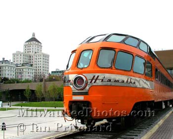 Photograph of Hiawatha Pulls In from www.MilwaukeePhotos.com (C )Ian Pritchard